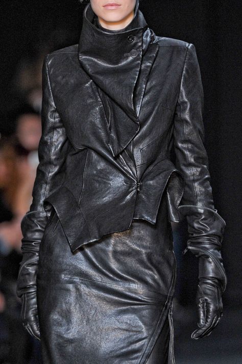 Ann Demeulemeester 120614 Futuristic Fashion, Celebrity Tattoos, Ann Demeulemeester, Winter Mode, Dark Fashion, Leather Dress, Mode Inspiration, Fashion Details, Rick Owens