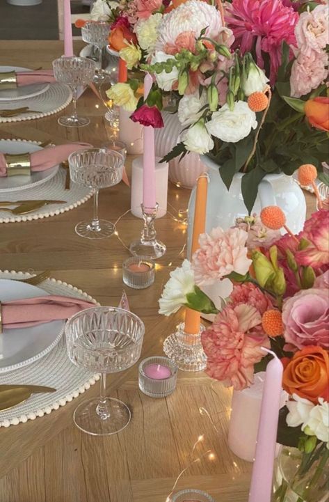 Dinner Party Flowers And Candles, Cute Tablecloth Ideas, Birthday Brunch Color Scheme, Birthday Lunch Decorations, May Dinner Party, Pretty Dinner Table, Garden Party Indoors Decorations, Pink Bday Dinner, Tea Party Garden Decoration