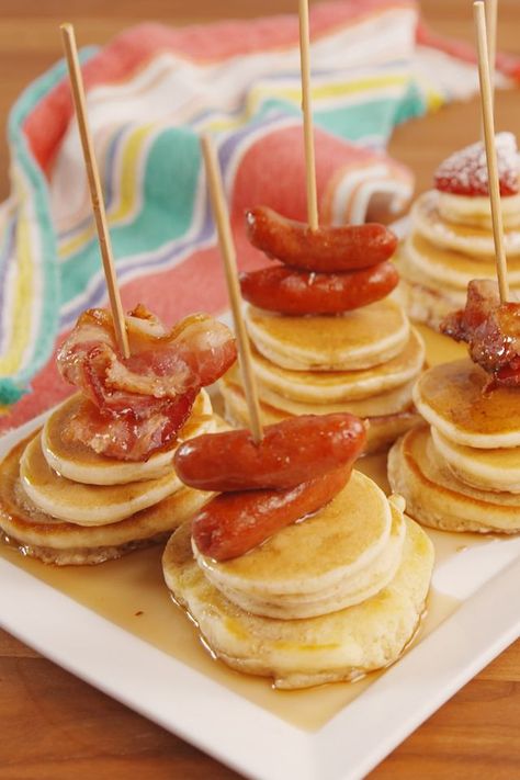 Mini Pancake Stacks Vert 1 Christmas Brunch Menu, Easter Brunch Buffet, Breakfast Charcuterie, Breakfast Boards, Graduation Brunch, Fancy Brunch, Brunch Appetizers, Baking Bad, Easter Brunch Menu