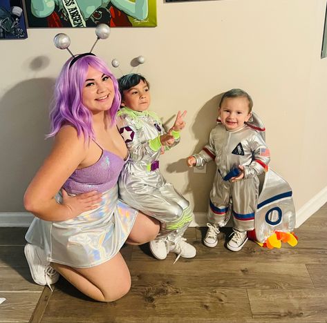 Astronaut And Alien Costume Family, Astronaut Family Halloween Costume, Family Alien Costume, Alien Family Halloween Costume, Alien Baby Costume, Astronaut Family Costume, Space Family Costume, Baby Alien Costume, Alien And Astronaut Costume