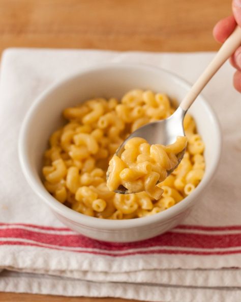 How To Make One-Bowl Microwave Macaroni and Cheese Mac And Cheese Recipe Microwave, Mc N Cheese, Microwave Macaroni And Cheese, Easy Pasta Recipes Quick, Quick Mac And Cheese, Inexpensive Dinners, Easy Mac And Cheese, Creamy Mac And Cheese, Macaroni N Cheese Recipe