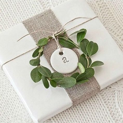 #christmaswrapping Christmas Gift Tags Diy, Easy Diy Christmas Gifts, Gift Wrapping Inspiration, Holiday Wrap, Friends Diy, Creative Gift Wrapping, Present Wrapping, Holiday Gift Wrap, Christmas Tree With Gifts