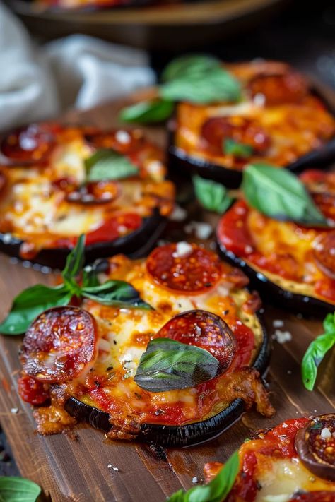 Low-Carb Eggplant Pizzas Low Carb Eggplant Recipes, Eggplant Pizza Recipe, Eggplant Marinara, Eggplant Recipes Healthy, Eggplant Pizza, Ricotta Pizza, Pizza Lasagna, Crispy Eggplant, Eggplant Pizzas