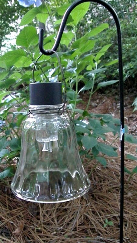 DIY Garden Lights ~ Made with solar lights and old ceiling fan light globes Diy Garden Lights, Ceiling Fan Light Globes, Shed Lighting, Solaire Diy, Old Ceiling, Garden Driveway, Solar Light Crafts, Driveway Lighting, Cheap Garden