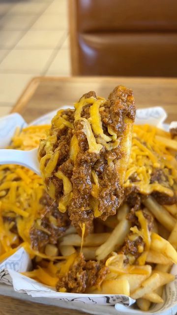 LOS ANGELES FOODIEMOBBB on Instagram: "Who has the Best Chili Cheese Fries fam? 🧐🧐🧐" The Best Chili, Dessert Aesthetic, Best Chili, Chili Cheese Fries, Food Inspired, Food Aesthetics, Food Spot, Chili Cheese, Food Therapy