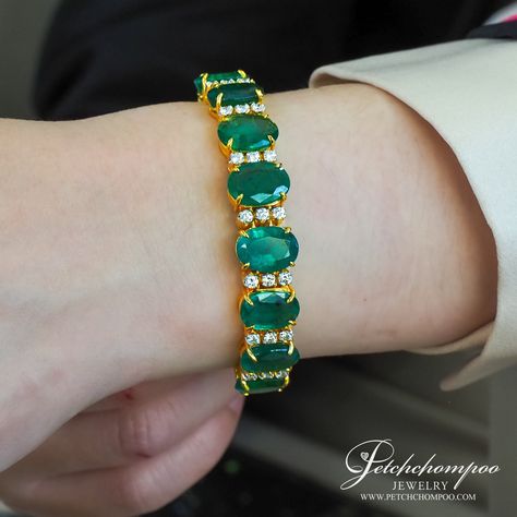 Sambia's Emerald Bracelet, separated by diamonds, selects 8 juicy green emeralds of 23.06 carats, supplemented with quality diamonds of 1.47 carats on a gold body.  Beautiful, outstanding work, meticulous  Emerald (Zambia): 1.97 carats - 11 stones  Diamonds adorn the body (Diamond): 1.47 carats - 21 stones.  Gold body: 29.75 grams 11 Stone, Bridal Jewellery Design, Gold Bodies, Emerald Bracelet, Wedding Jewelry Bracelets, Bracelet Women, Bridal Jewellery, Jewellery Design, Zambia