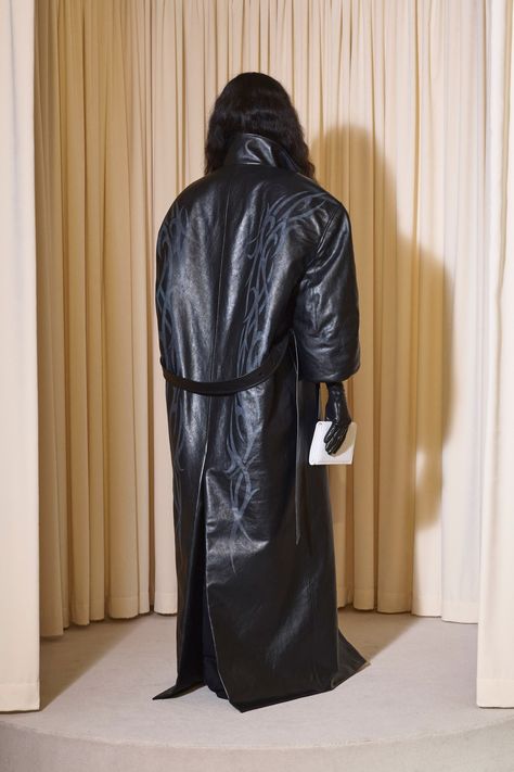 Balenciaga Fall 2024 Couture
https://www.vogue.com/fashion-shows/fall-2024-couture/balenciaga/slideshow/detail#60 Balenciaga Leather Jacket, Balenciaga Couture, 2024 Couture, Nyc Winter Outfits, Balenciaga Style, Tan Coat, Paris Haute Couture, Cristóbal Balenciaga, Leather Trench