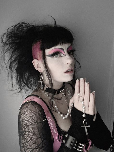 @ghost.cvlt on ig Pink trad goth makeup Pink Gothic Makeup Looks, Punk Pink Makeup, Trad Goth Tutorial, Pink Trad Goth Makeup, Goth Pink Makeup, Goth Barbie Makeup, Trad Goth Art, Pink Trad Goth, Pink Goth Fashion