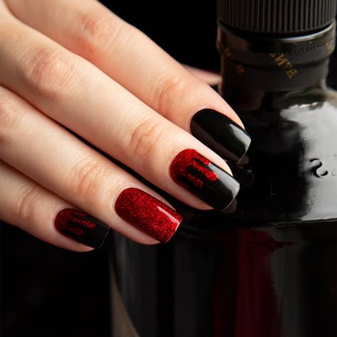 Vampire Nails Acrylic Short, Dip Powder Halloween Nails Ideas, Spooky Pedicure, Spooky Season Nails Short, Red And Black Nails Halloween, Vampire Nails Short, Black And Red Nails Ideas Short, Scary Nail Designs, Halloween Sns Nails