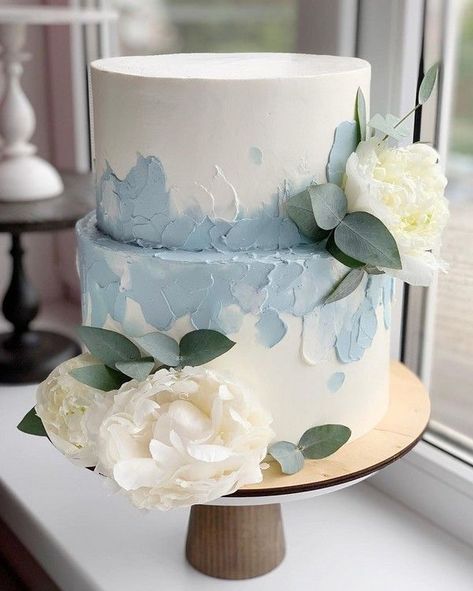 Top 20 Simple Wedding Cakes on Budgets for 2020 | Roses & Rings #weddingcake #blueweddingcake #blueandwhiteweddingcake #weddingcakeinspiration Simple Wedding Cakes, Kek Kahwin, Wedding Cake Tree, Blue Wedding Cake, Buttercream Wedding Cake, Tiered Cake, Wedding Cakes Blue, Wedding Cakes With Cupcakes, Simple Wedding Cake