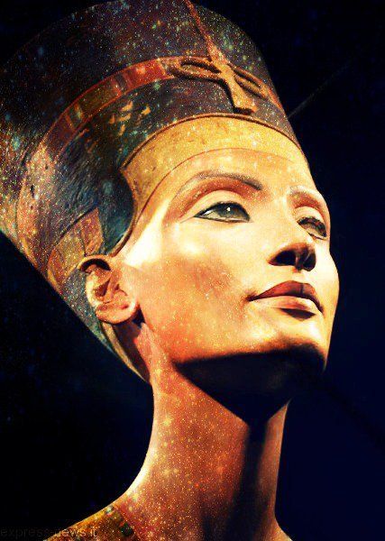 Queen Nefertiti Ancient Relics, Egiptul Antic, Egyptian Queen Nefertiti, Egyptian Inspired, Ancient Egypt Art, Queen Nefertiti, Antique Statue, Egyptian Queen, Egypt History