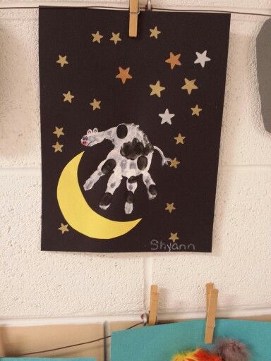 Preschool Hey Diddle Diddle art project. Cow jumping over the moon with their hand prints. Goodnight Moon Art Preschool, Moon Handprint Craft, Nursery Rhymes Handprint Craft, Nursery Rhyme Handprint Art, Cow Jumped Over The Moon Craft, Goodnight Moon Craft, Nursery Rhymes Art For Toddlers, Hey Diddle Diddle Craft Preschool, Nursery Rhyme Crafts Preschool