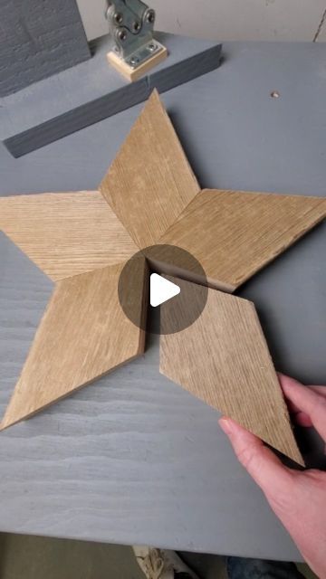 Christmas Wood Stars Diy, Christmas Wooden Star, How To Make A Wooden Star, Christmas Stars Crafts, How To Make A Christmas Star, Diy Wooden Stars Pattern, Wood Stars Diy How To Make, Christmas Stars Diy, Wooden Stars Diy