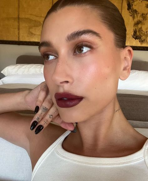 Simple Dark Lip Makeup, Makeup Moodboard, Dark Lip Makeup, Hippie Mom, Burgundy Lips, Burgundy Lipstick, Dag Make Up, Elegantes Makeup, Fall Lipstick