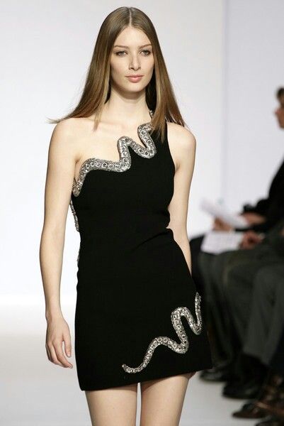 Andrew Gn spring 2007 snake dress Snake Inspired Fashion Runway, Black Snake Dress, Snake Inspired Dress, Snake Inspired Outfits, Snake Dress Outfit, Snake Outfits, Snake Inspired Fashion, Snake Outfit, Fashion Show Themes