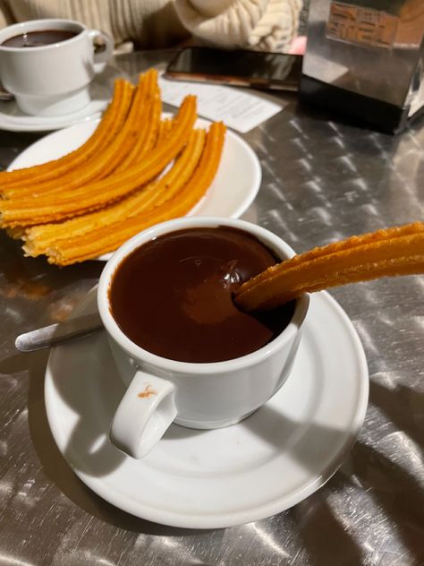 Chocolate Con Churros, Churros Con Chocolate, Art Pics, Chocolate Caliente, Food Board, Churros, Mexican Food, Mexican Food Recipes, Mood Board