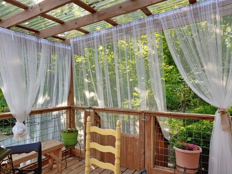 Clear ceiling, mosquito net curtains, color pots. Mosquito Netting Patio, Mosquito Curtains, Outdoor Curtains For Patio, Porch Curtains, Outdoor Sitting Area, Outdoor Screens, Diy Front Porch, Patio Projects, Patio Curtains