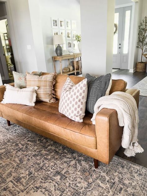 Room Inspo Farmhouse, Farmhouse Home Decor Living Room, Accent Chairs Living Room, Brown Leather Couch Living Room, Living Room Farmhouse Decor, Leather Couches Living Room, Brown Living Room Decor, Brown Leather Couch, Open Concept Living Room