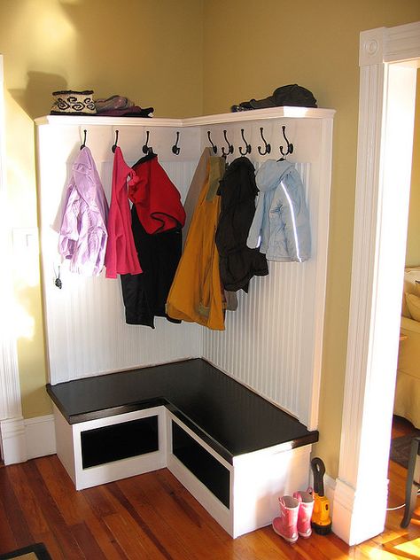 Built-in Coat Rack/Storage | Flickr - Photo Sharing! Corner Entryway Bench, Coat Rack Bench, Diy Coat Rack, Diy Storage Rack, Entryway Coat Rack, Coat Storage, Corner Bench, Casa Patio, Corner Storage