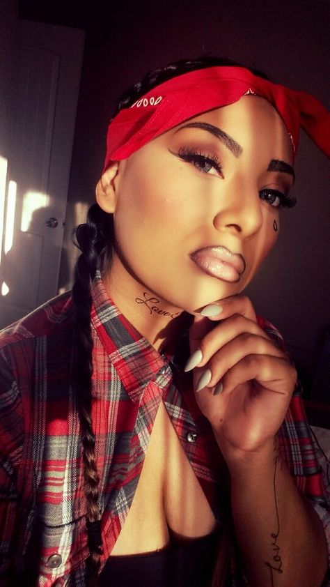 Chola Halloween Makeup  FB: Be Glamorous with Kat  instagram: _katdagreat_ Chola Costume, Gangster Halloween Costume, Gangster Halloween Costumes, Chola Makeup, Makeup Ideas Halloween, Estilo Gangster, Estilo Chola, Chica Chola, Chola Girl