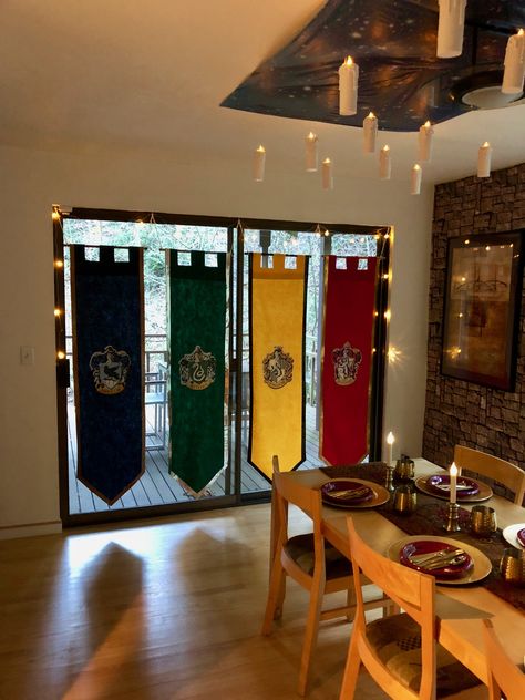 Hogwarts Houses Decorations, Hogwarts Dining Hall Candles, Harry Potter Office Halloween, Harry Potter Dinning Hall, Hogwarts Cafeteria, Hogwarts Dining Room, Hogwarts Sorting Ceremony, Harry Potter Decorations Christmas, Great Hall Decorations Harry Potter