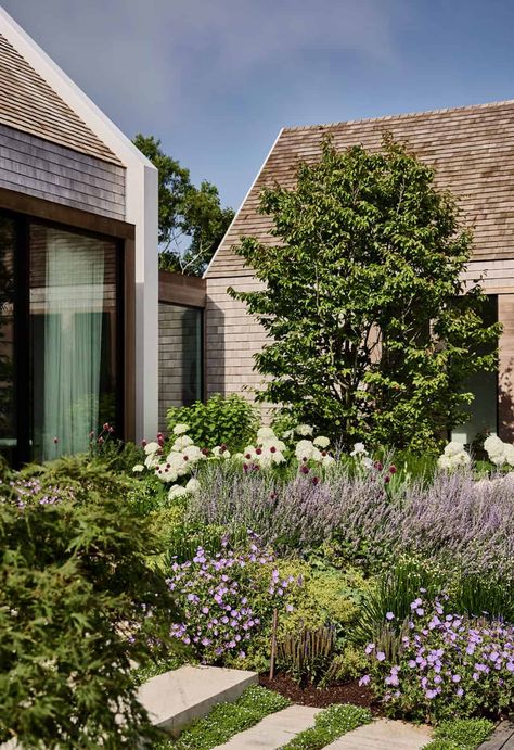 Step into a modern Nantucket sanctuary complete with a secret garden East Coast Landscaping, New England Modern House, Beach House Landscaping Ideas, Nantucket Vibes, Modern Cottage Garden, Modern Courtyard House, Workshop Apd, Modern Courtyard, Saltbox Houses