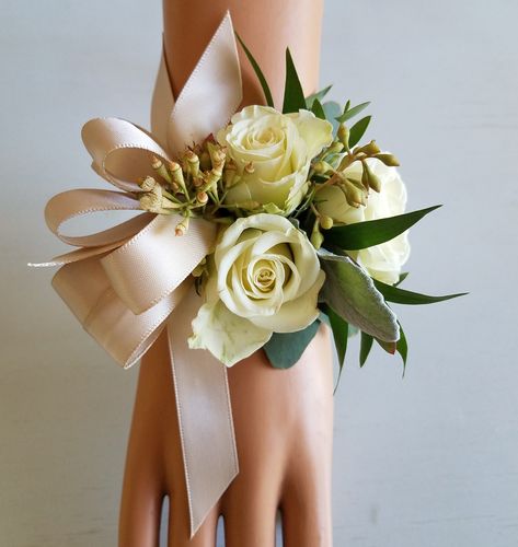 White Rose Wrist Corsage Prom, Elegant Corsages For Prom, Corsage Box Ideas, 2023 Corsage Trends, White Spray Rose Corsage, Wrist Corsages For Prom, White And Yellow Corsage, Corsage Packaging, Simple Corsage Prom