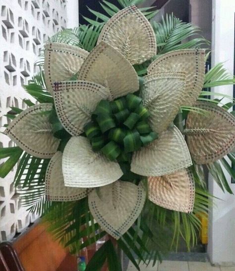 Floral arrangement with a Samoan flavour Samoan Party Decorations, Samoan Decorations, Samoan Wedding Decorations, Samoan Decor, Asian Party Decorations, Samoan Wedding, Palm Weaving, Traditional Backdrop, Wedding Decorations Diy Centerpiece