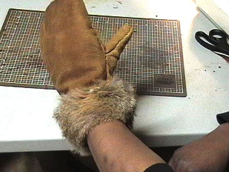 making fur lined buckskin mittens Deer Hide Projects, Wilderness Living, Tanning Hides, Fur Mittens, Bushcraft Kit, Primitive Technology, Fur Mitten, Deer Hide, Animal Hide