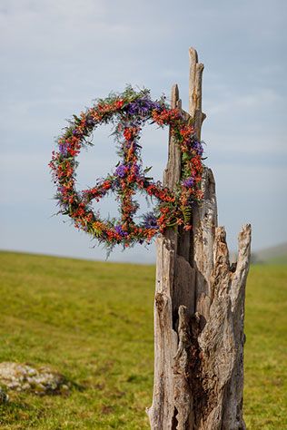 Hippie Wedding Ideas, Leather And Lace Wedding, Hippie Chic Weddings, Hippie Photography, Boho Hippie Wedding, Woodstock Wedding, Hippie Bride, Flowers Hanging, Hippie Party