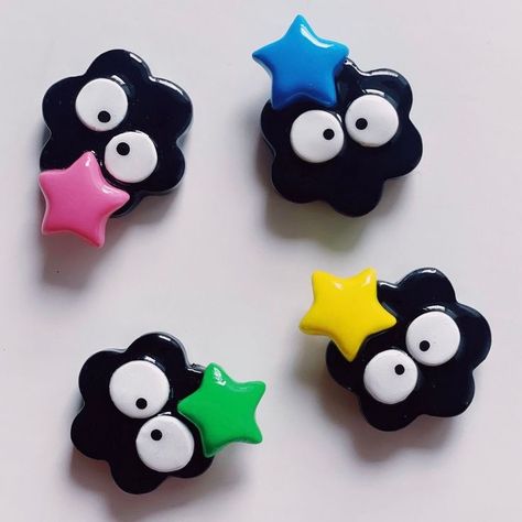 Clay Magnet Ideas, Fimo Kawaii, Polymer Clay Magnet, Magnet Ideas, Soot Sprite, Clay Keychain, Clay Magnets, Diy Air Dry Clay, ดินปั้น Polymer Clay