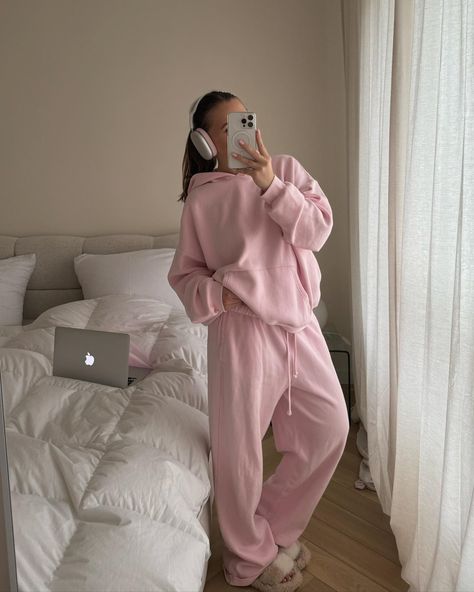 Pink Girly Aesthetic, Pink Sweatsuit, 2 Piece Lounge Set, Pink Lifestyle, Girly Aesthetic, Pink Sweatpants, Chill Fits, Pink Girly Things, Foto Ideas Instagram