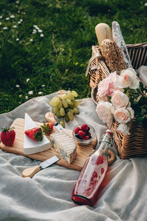 Food Editorial, Picnic Photo Shoot, Professional Food Photography, Picnic Planning, Fall Picnic, Picnic Inspiration, Remote Working, Wine Preserver, Living In London