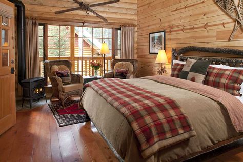 Log Cabin Bedroom Modern Lake House Bedroom, Lake House Bedroom Ideas, Rustic Cabin Bedroom, Cabin Bedroom Decor, Log Bedroom, Lakehouse Bedroom, Lake House Bedroom, Cabin Decorating, House Bedroom Ideas