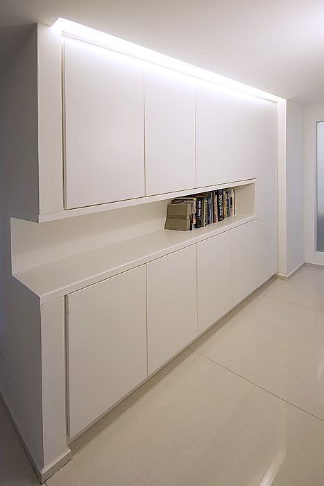 White clean look corridor closet White Corridor Design, Long Hallway Closet, Long Hallway Closet Ideas, Corridor Closet Ideas, Corridor Storage Ideas, Long Corridor Ideas, Entranceway Storage, Corridor Wardrobe, Corridor Storage