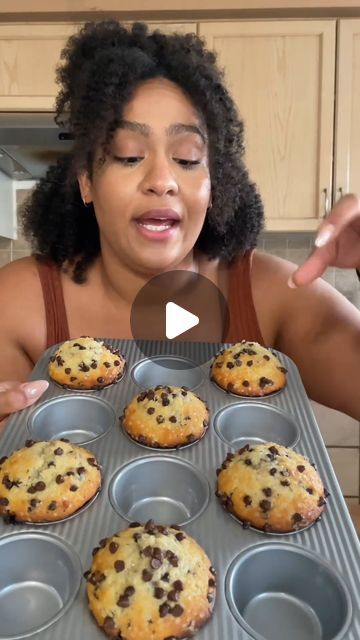 @thefeedfeed on Instagram: "Want to make Bakery Style Muffins at home? Check out these tips from @missbakersbites. Happy baking!  HOW-TO: 1. Once your batter is mixed, let it rest for 45 minutes to allow the leaveners to active resulting in sky-high muffin tops 2. Use every other muffin well. This allows heat to penetrate on all sides of batter which will help them muffins rise 3. Fill each well to the very tippy top so you get those perfect muffin tops that spill over onto the tin. These aren’t cupcakes, so no flat tops here! 4. Bake at 425 degrees F (NOT 475! 🙃) for 6-8 minutes to super charge the leaveners creating tons of rise. Then without opening the oven door, drop the temperature to 350 degrees F and continue baking for 8-10 minutes.  #feedfeed #baking #muffins #tips #howto #baker How To Make Store Bought Muffin Mix Better, How To Make Muffins Rise High, Jumbo Muffin Recipes, Breakfast In A Mug, Muffin Top Recipes, Fast Breakfast, Bakery Style Muffins, Muffin Tops, Frozen Cookie Dough