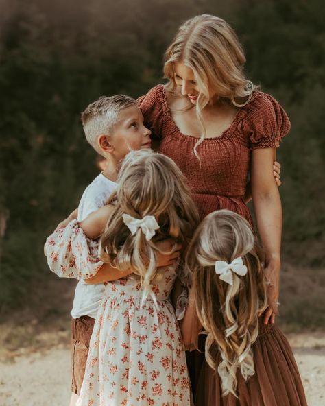 A mother stands and smiles down at her three children, who look up at her lovingly. Family Picture Poses For 3 Single Mom, Mom 3 Kids Photoshoot, Single Mom Pictures, Grandparents Photoshoot, Fall Family Pics, Candid Family Photos, Fall Family Photography, Autumn Family Photography, Creative Photoshoot