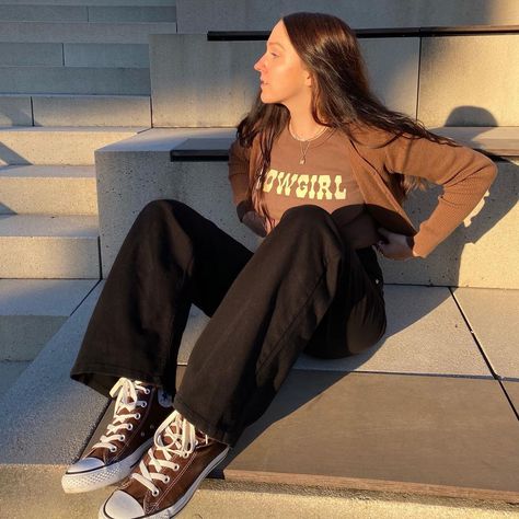 Brown Clothes Aesthetic, Brown Converse Outfit, Converse All Star Outfit, Brown Aesthetic Outfit, Brown Converse, Converse Outfit, Color Combos Outfit, Bella Hadid Outfits, Wardrobe Tips