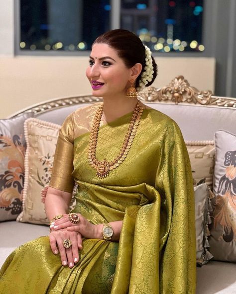 Pastel Green Saree, Jacquard Saree, Big Fat Indian Wedding, Royal Look, Green Saree, Golden Jewelry, Indian Weddings, Indian Attire, Saree Look