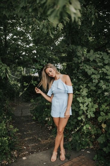 Blue romper & nude heel // Spring Style Under $50 Romper Photoshoot Photo Ideas, Jumpsuit Poses, Romper Photoshoot, Garden Poses, Senior Outfits, Narcissa Malfoy, Senior Portraits Girl, Spring Photoshoot, Sitting Position