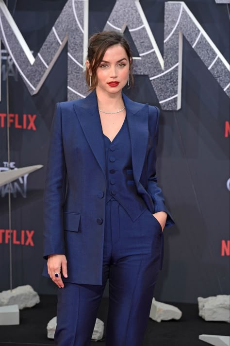 Navy Suits Women, Speaker Outfit, Navy Suit Women, Womens Navy Suit, Womens Power Suit, Blue Suit Outfit, Prom Fits, Navy Blue Outfit, Costume Bleu