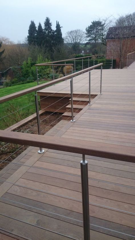 Reling Design, Deck Handrail, Wood Deck Railing, Patio Railing, Deck Railing Design, Hardwood Decking, Railings Outdoor, Patio Deck Designs, Wooden Deck