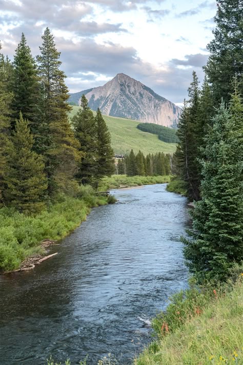 The Slate River in Crested Butte Scenic Landscape Photography, Mountain River Aesthetic, Mountain Range Landscape, Natural Mountain Landscaping Ideas, Colorado Forest, Mountain River Landscape, Nature Parks, River Aesthetic, Mountain And River