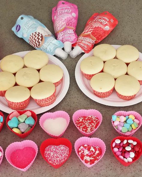 Cupcake decorating at a Valentine's Day party! See more party planning ideas at CatchMyParty.com! Kids Valentine Party, Valentines Party Food, Valentines Class Party, Valentines Bricolage, Kindergarten Valentines, Day Party Ideas, Valentinstag Party, Galentines Party, Preschool Valentines