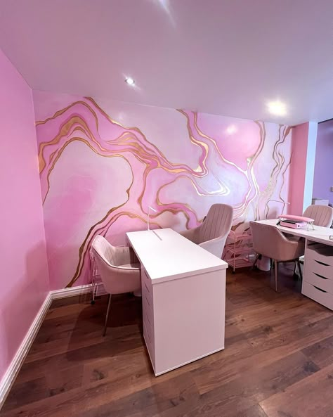 Nail Room Decor Ideas, Nail Room Ideas Home, Nail Technician Room, Salon Decor Studio, Pink Wallpaper Bedroom, Pink Accent Walls, Pink Salon, Nail Room Ideas, Salon Suites Decor