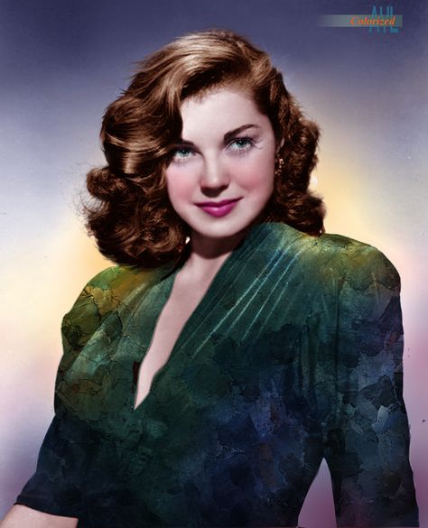 Photo colorized by Alex Lim Ester Williams, Devil Woman, Celebrities Who Died, Esther Williams, Classic Hollywood Glamour, Pin Up Girl Vintage, Film Posters Vintage, Old Hollywood Stars, Classic Actresses