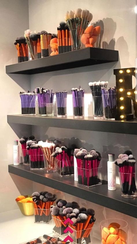 Makeup Studio Decor Interior Design, Makeup Studio Ideas, Artist Career, Makeup Studio Decor, Rangement Makeup, Dream Salon, Beauty Room Salon, Esthetician Room Decor, Esthetics Room