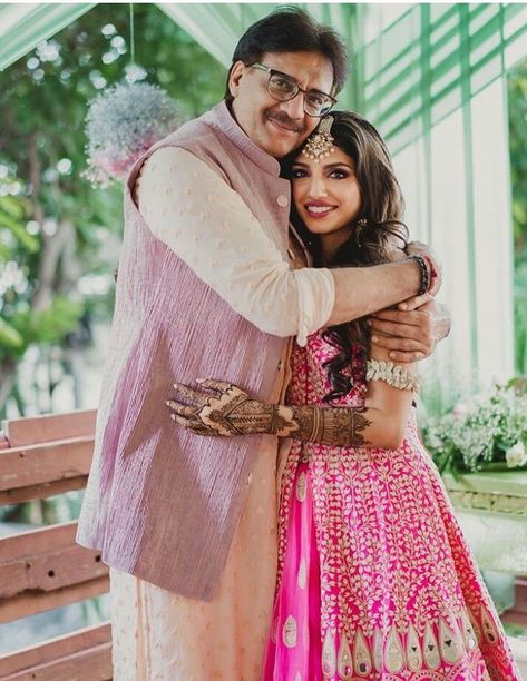 Bride With Mom Photos Indian, Mother Father And Daughter Pictures, Poses With Father And Daughter, Wedding Photo Ideas With Parents, Father And Daughter Photoshoot Ideas, Father Daughter Photoshoot Ideas, Father Daughter Photos Indian, Father Daughter Wedding Photos, Mehedi Poses