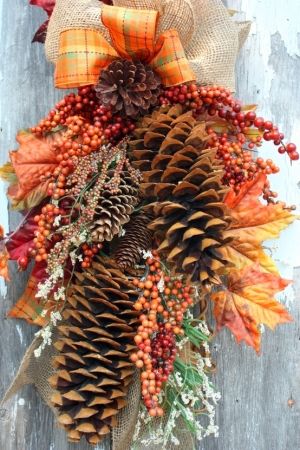 Cute with the berries Fruits Decoration, Fall Swags, Pine Cone Decorations, Fall Deco, Autumn Decorating, Pine Cone Crafts, Autumn Crafts, Fabulous Fall, Thanksgiving Decor