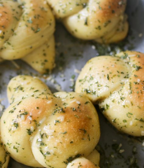 How to make easy garlic knots using a bread machine! - ourlittlebluehomestead.com Bread Maker Garlic Knots, Bread Machine Garlic Knots, Garlic Knot Bread, Bread Machine Garlic Bread, Bread Knots, Easy Garlic Knots, Homemade Garlic Knots, Easy Bread Machine Recipes, Garlic Knots Recipe